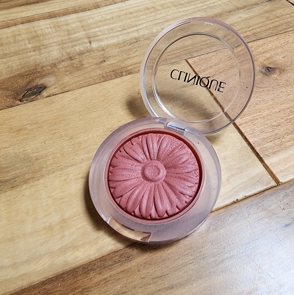 Clinique blush in Fig Pop